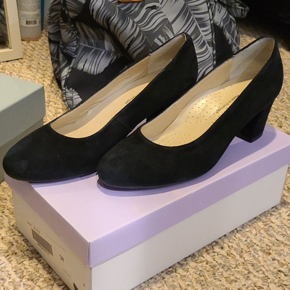 Black suede low pumps